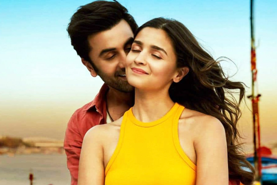 মুক্তির প্রথম দিনে ৭৫ কোটি টাকা উপার্জন করে এখনও পর্যন্ত ‘ব্রহ্মাস্ত্র’-এর আয়ের পরিমাণ ২১৫ কোটি থেকে ২২৫ কোটির মধ্যে। 