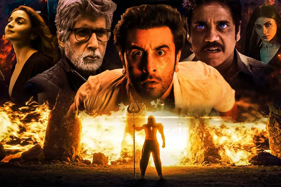 ৪১০ কোটি টাকা বাজেটের এই ছবিতে অসাধারণ অভিনয় দক্ষতার মাধ্যমে দর্শক মহলের মন জিতেছেন রণবীর কপূর, আলিয়া ভট্ট, অমিতাভ বচ্চন, শাহরুখ খান, নাগার্জুন এবং মৌনি রায়। বক্স অফিসে ভালই সাড়া ফেলেছে অয়ন মুখোপাধ্যায় পরিচালিত ‘ব্রহ্মাস্ত্র’।