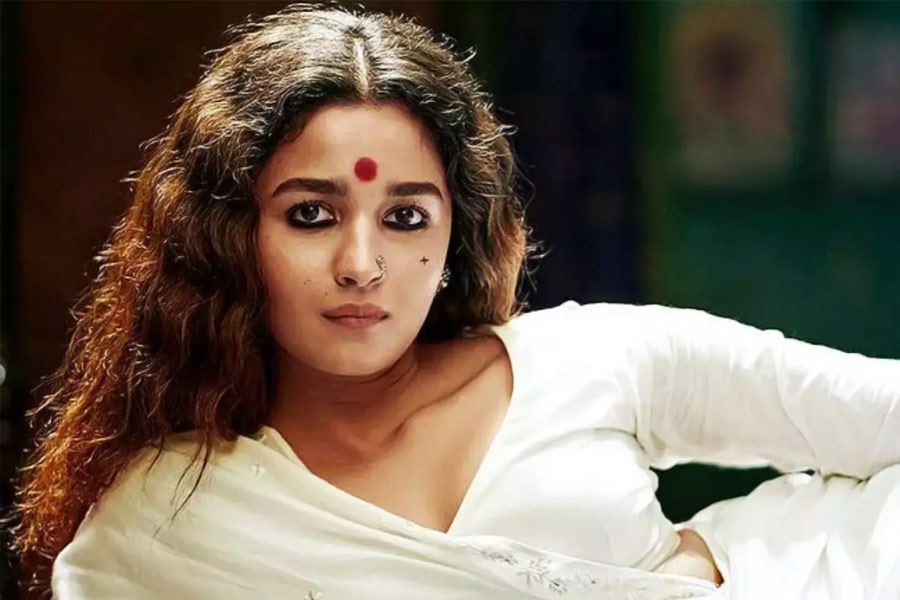 আলিয়া ভট্ট এই ছবিতে রণবীরের প্রেমিকার চরিত্রে অভিনয় করেছেন। ‘গাঙ্গুবাঈ কাথিয়াওয়াড়ি’ ছবি থেকে আলিয়া ২০ কোটি টাকা পারিশ্রমিক পেয়েছিলেন।