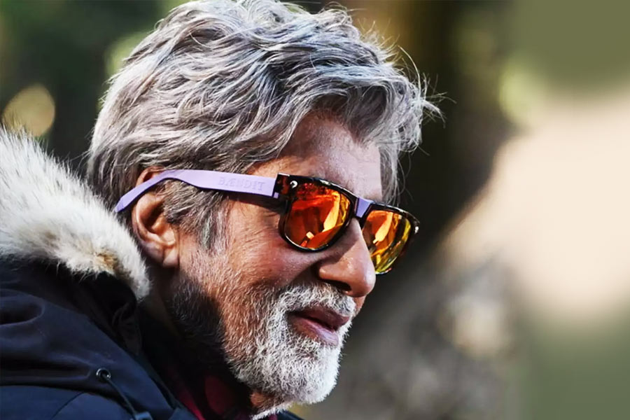 সূত্রের খবর অনুযায়ী, ছবিপ্রতি ১০ থেকে ৩০ কোটি টাকা উপার্জন করেন বলিউডের ‘বিগ বি’ অমিতাভ বচ্চন।