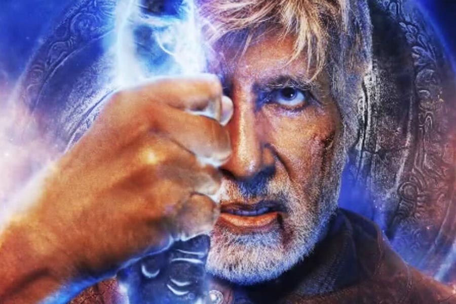 তবে ‘ব্রহ্মাস্ত্র’ ছবিতে অভিনয় করে আট কোটি টাকা পারিশ্রমিক পেয়েছেন অমিতাভ। 
