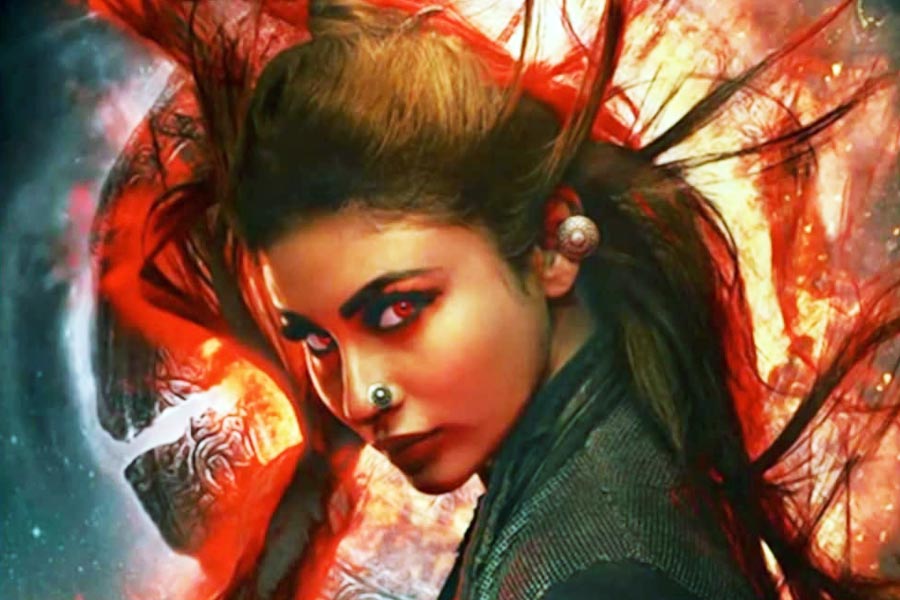 ‘ব্রহ্মাস্ত্র’ ছবিতে ভিলেনের চরিত্রে অভিনয় করে সকলকে মুগ্ধ করেছেন মৌনি রায়। 