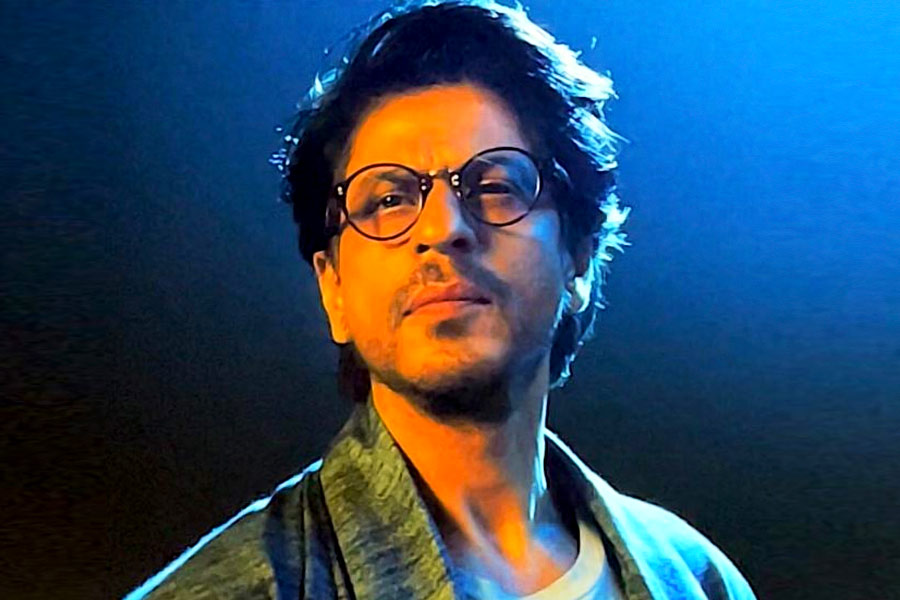 এই ছবিতে ক্যামিও চরিত্রে অভিনয় করতে দেখা গিয়েছে বলিউডের ‘কিং খান’কে। দর্শক মহল তাঁর অভিনয়ে এতই মুগ্ধ যে তাঁর চরিত্রের উপর স্পিন-অফ বানানোর আবেদনও জানিয়েছেন পরিচালকের কাছে।