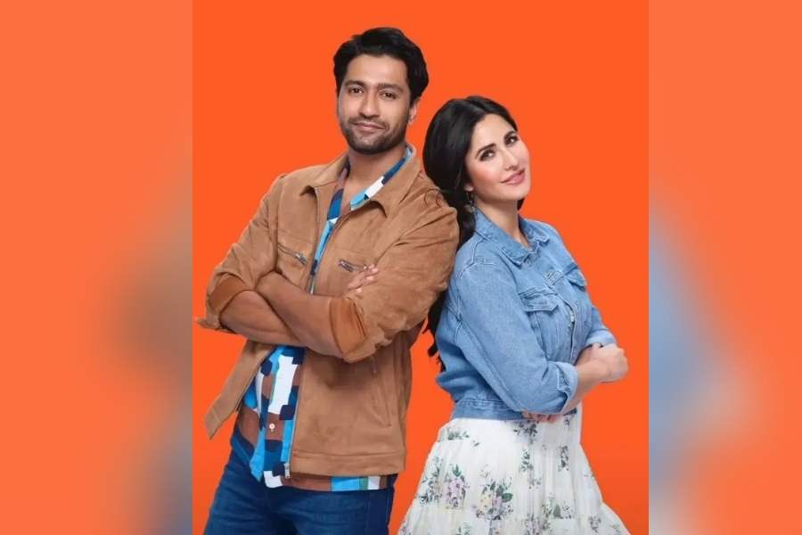 সাদা জামার উপরে নীল জ্যাকেট, খোলা চুলে ভিকির কাঁধে মাথা দিয়ে লজ্জায় রাঙা ক্যাটরিনা। চেক শার্টের উপর খয়েরি জ্যাকেটে মন কেড়েছেন ভিকিও!