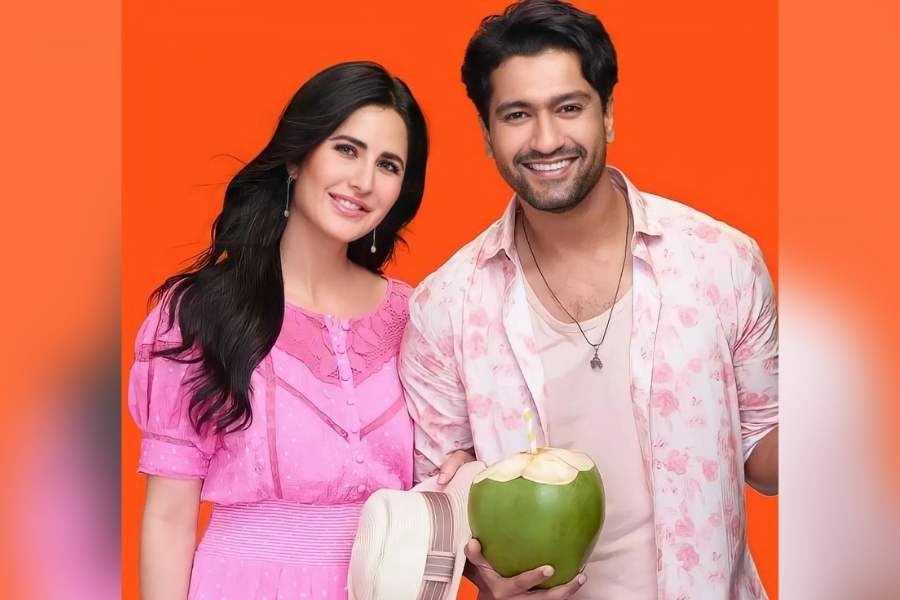 ভিকির হাতে ডাব। ক্যাটরিনা রেখেছেন টুপি। সাগরপারের ক্যাজুয়াল লুকে নজর ফেরানো যাবে না যুগলের থেকে।