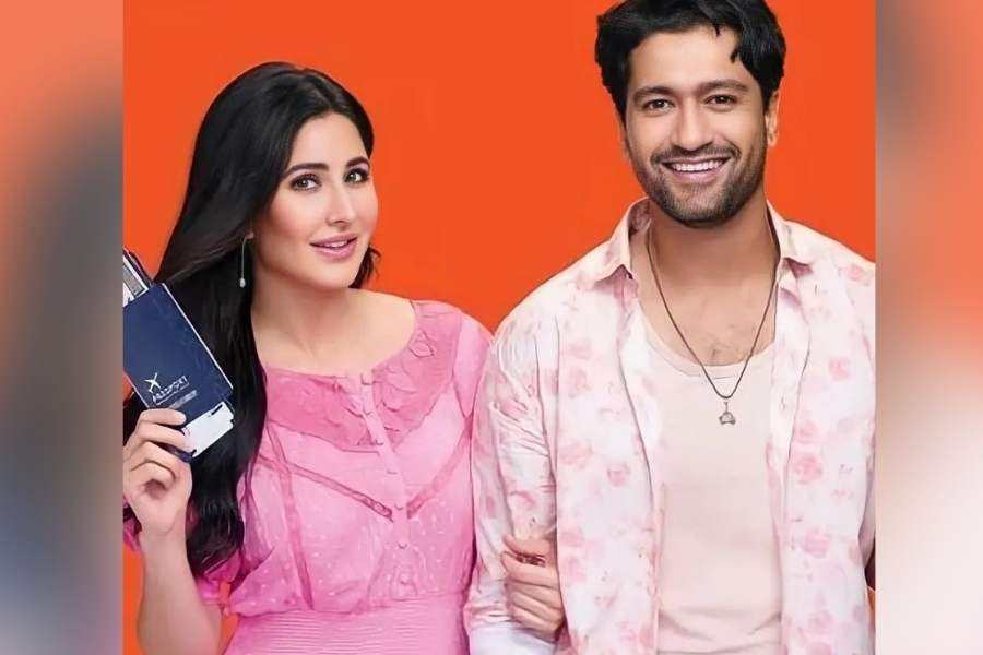 বেগুনি ড্রেস, হাতে ফ্লাইটের টিকিট। তবে কি আবার মধুচন্দ্রিমায় চললেন ভিক্যাট? সোশ্যাল মিডিয়ায় ঘুরছে এই প্রশ্ন। 