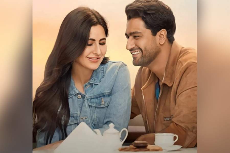 চায়ের আড্ডায় বলিউড জুটি। ভিকির কথায় হালকা হাসিতে মাতোয়ারা ক্যাটরিনা।