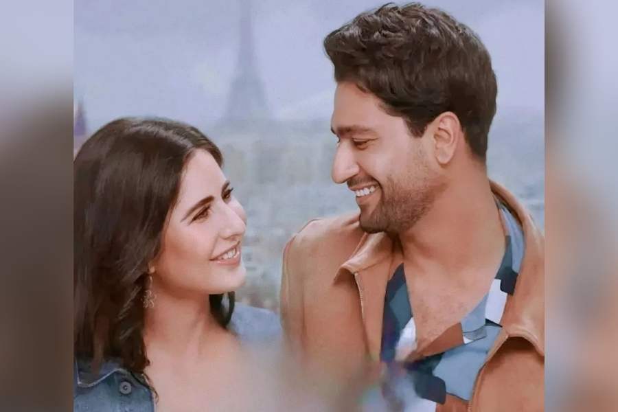 চোখে চোখ, হাতে নরম পানীয়ের গ্লাস। খোশ মেজাজে মোহময়ী লুকে প্রেমের গল্পে মজলেন দুজনে।