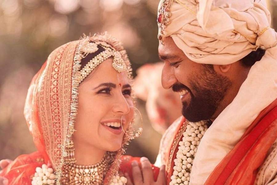 চুপিসাড়ে প্রেম, তার পরে চমক দেওয়া সাজে সোজা বিয়ের মণ্ডপে। ২০২১-এর ডিসেম্বরেই সাতপাকে বাঁধা পড়েছেন ভিকি এবং ক্যাটরিনা। 