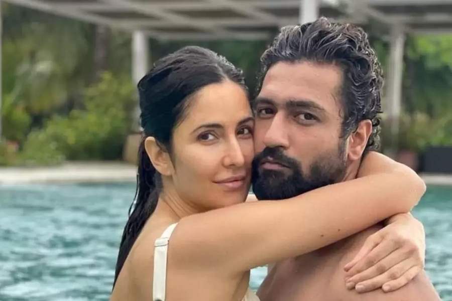 বিয়ের পর থেকেই কবে এক ফ্রেমে দেখা যাবে, তা নিয়ে জল্পনা ছিল তুঙ্গে। হার্টথ্রব জুটিকে একসঙ্গে পেয়ে খুশি ভিক্যাটের অনুগামীরা।