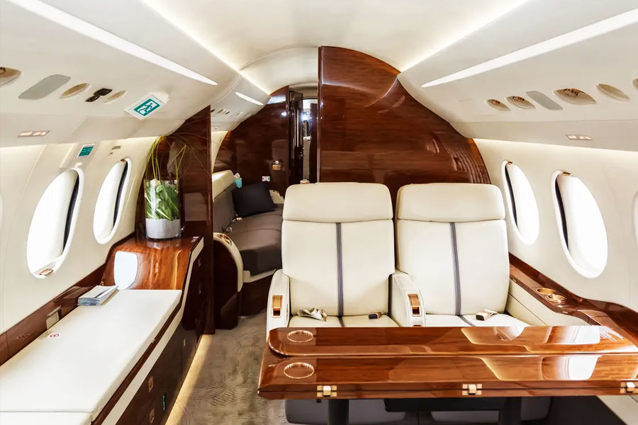 বড় বড় তারকা বা ধনী ব্যক্তিরা তাঁদের নিজস্ব বিমানে করে এক জায়গা থেকে অন্য জায়গায় ভ্রমণ করেন। তবে সাধারণের কাছে এই ধরনের বিমানে চেপে ভ্রমণ করা স্বপ্ন। চাপতে না পারলেও এই সব ব্যক্তিগত বিমানের ভিতরে কী আছে এবং সেখানে কী কী হয়, তা নিয়ে কিন্তু সাধারণের মধ্যে উৎসাহের অন্ত নেই।