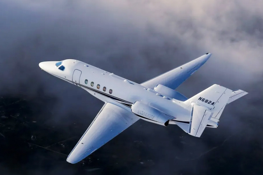 বিমানসেবিকার দাবি, এই বিমানে চড়ার যা খরচ, তা থেকেই বোঝা যায় যে যাঁরা প্রাইভেট জেটে চড়েন তাঁরা কেবল ধনী নন, অতি ধনী। 