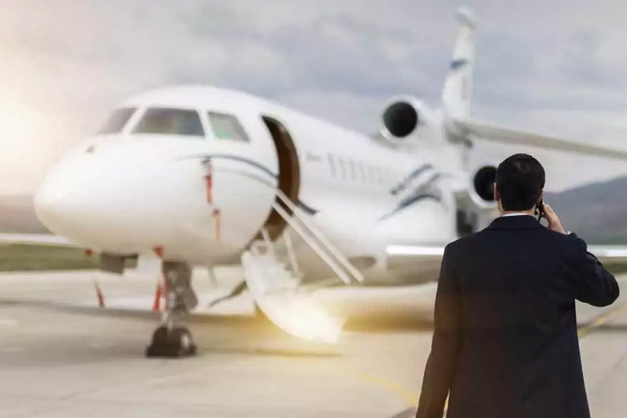 ওই বিমানসেবিকা আরও বলেন, ‘‘কেউ আমাকে ওই ব্যক্তির একাধিক বান্ধবী থাকার বিষয়ে আগে থেকে কিছু জানাননি। ওই ব্যক্তি বিমানে চাপার পর বিমানচালক আমাকে তাঁর বান্ধবীদের বিষয়ে জানান।’’