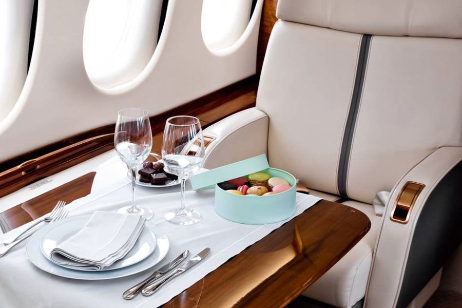 আরও একটি অদ্ভুত অভিজ্ঞতার কথা তিনি ভাগ করে নেন। তিনি বলেন, ‘‘এক বার এক যাত্রী নিকটাত্মীয়ের অন্ত্যেষ্টিক্রিয়ায় যাচ্ছিলেন এবং সেখানে যাওয়ার পথে তিনি আমার কাছে মদ চান। কিন্তু শেষকৃত্যে যাচ্ছেন শুনে আমি বিমানের মধ্যে কোনও মদ্যপানের ব্যবস্থা রাখিনি।’’