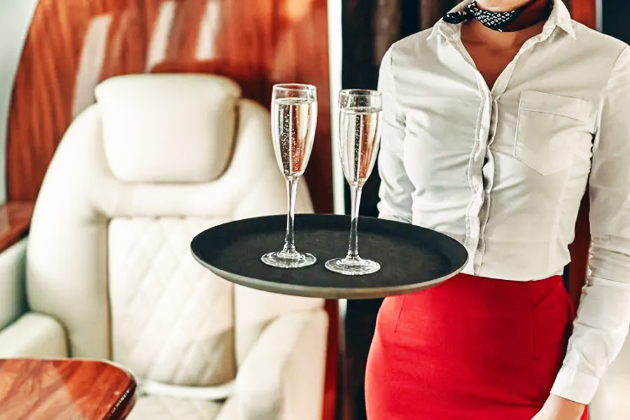 কোনও যাত্রী কম সময়ের জন্য প্রাইভেট বিমানে চাপলে তাঁদেরও আমোদ-প্রমোদের সমস্ত ব্যবস্থা করা থাকে বলেও ওই বিমানসেবিকা জানিয়েছেন।