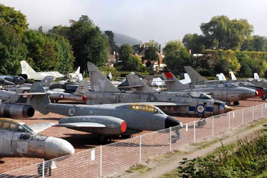 ফ্রান্সের ওয়াইন ব্যবসায়ী মিশেল পন্ত। তিনি এক জন প্রাক্তন সেনাকর্মীও বটে। বিশেষ কারণে গিনেস বুক অব ওয়ার্ল্ড রেকর্ডে নাম রয়েছে মিশেলর। কারণ? একটা-দু’টো না শতাধিক যুদ্ধবিমানের মালিক এই মিশেল। একটি সমীক্ষা অনুযায়ী, বাংলাদেশ এবং শ্রীলঙ্কার থেকেও বেশি যুদ্ধবিমান রয়েছে মিশেলের সংগ্রহে।