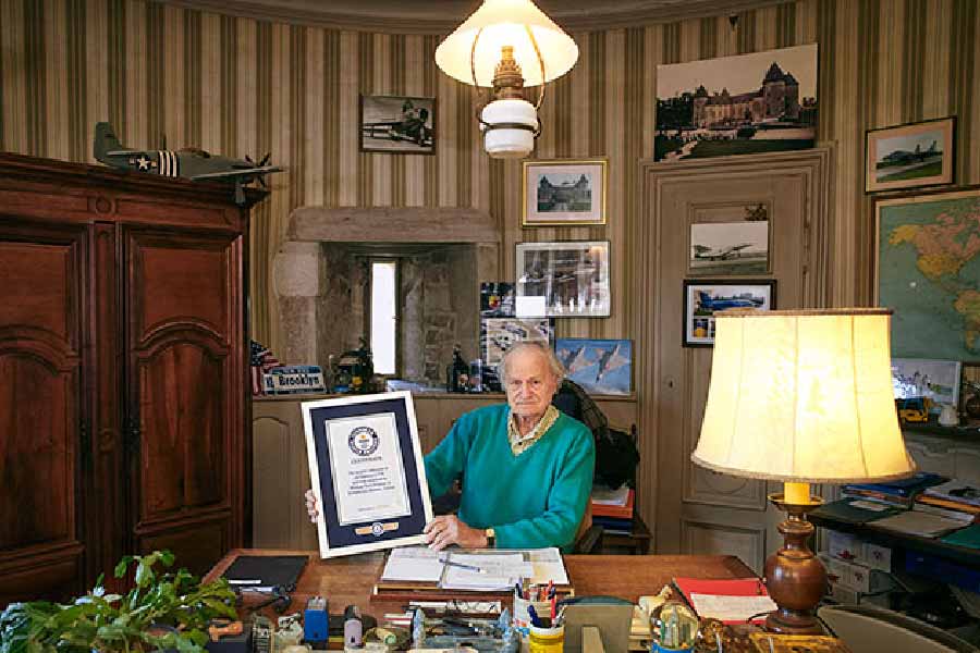 মিশেল পৃথিবীর একমাত্র ব্যক্তি যাঁর কাছে এত যুদ্ধবিমান আছে। মোট ১১০টি যুদ্ধবিমান রয়েছে তাঁর কাছে। ফ্রান্সের বারগান্ডি অঞ্চলের বাসিন্দা মিশেল বাড়ির কাছে একরের পর একর জুড়ে আঙুর চাষ করেন। এ ছাড়া তাঁর শখ বলতে যুদ্ধবিমান এবং পুরনো গাড়ি সংগ্রহ করা।