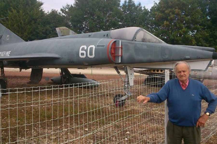 ওই এলাকার জমির দাম কম হওয়ার কারণেই মিশেল একসঙ্গে এত জমি কিনে নেন। ঠিক করেন, ১২ হেক্টরের মধ্যে চার হেক্টর জমিতে আঙুর চাষ করবেন। আর দুর্গ লাগোয়া তিন হেক্টর জমি বেছে নেন সংগ্রহে থাকা যুদ্ধবিমান রাখার জন্য। 