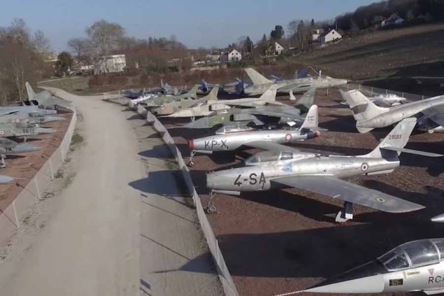 ১৯৮০ সাল থেকে সংগ্রহ শুরু করেন মিশেল। সেনার যুদ্ধবিমানের চালক হওয়ার আগে মিশেল কার রেসিং করতেন। একটি রেস জেতার জন্য সেনার তরফে পুরস্কার হিসেবে তাঁকে একটি যুদ্ধবিমান দেওয়া হয়।