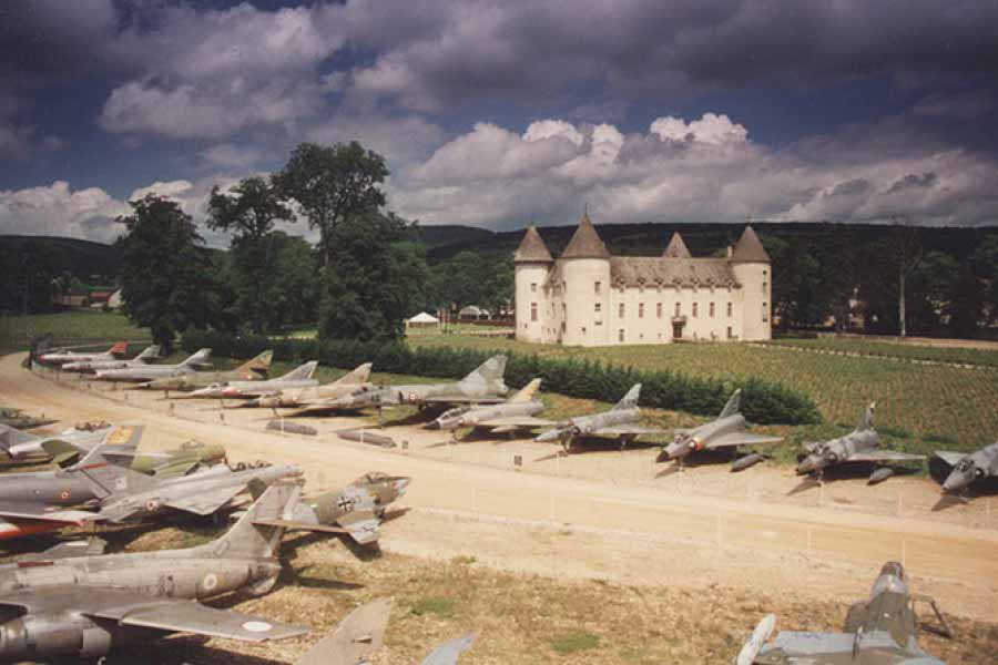 মিশেলের কাছে থাকা ১১০টি যুদ্ধবিমানের মধ্যে রয়েছে সামরিক ক্ষেত্রে ব্যবহৃত বেশ কয়েকটি হেলিকপ্টারও।