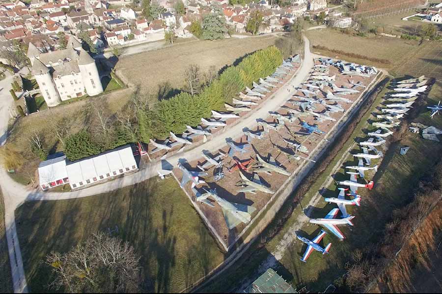 মিশেলের কাছে ঐতিহাসিক ভাবে গুরুত্বপূর্ণ কিছু যুদ্ধবিমানও রয়েছে। এর মধ্যে একটি হল ‘রিপাবলিক এফ-১০৫ থান্ডারচিফ’। আমেরিকার বায়ুসেনার অন্যতম বড় এই যুদ্ধবিমান ভিয়েতনাম যুদ্ধের সময় গুরুত্বপূর্ণ ভূমিকা পালন করেছিল। তবে মিশেলের সংগ্রহে এই যুদ্ধবিমান কী ভাবে এল তার সদুত্তর ছিল না আমেরিকার কাছেও।