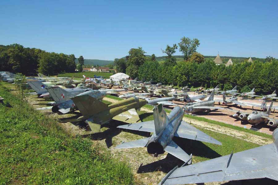 আমেরিকার যুদ্ধবিমান ছাড়াও মিশেলের কাছে রাশিয়ার বেশ কিছু গুরুত্বপূর্ণ যুদ্ধবিমানও রয়েছে। এর মধ্যে সুখোই ‘ফিটার’ এবং মিগ-২১ ‘ফিশবেড’ যুদ্ধবিমানও রয়েছে। পোল্যান্ড এবং হাঙ্গেরি থেকে এই যুদ্ধবিমানগুলি সংগ্রহ করেন মিশেল। আফ্রিকার জিবুতি থেকেও একটি বিমান কিনে সংগ্রহে রেখেছেন তিনি।