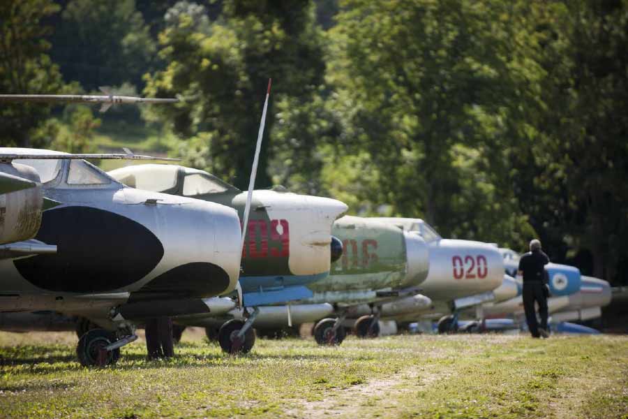 মিশেলের সংগ্রহে সবচেয়ে আধুনিক যে যুদ্ধবিমানটি রয়েছে, তা হল ‘এফ-১৬ ফাইটিং ফ্যালকন’। মিশেল জানিয়েছিলেন, বেলজিয়ামের বায়ুসেনার এক প্রধানের সঙ্গে তাঁর বন্ধুত্ব ছিল। ওই সেনাকর্তার কাছে এফ-১৬ বিমানটি কেনার আগ্রহ প্রকাশ করেছিলেন মিশেল। 