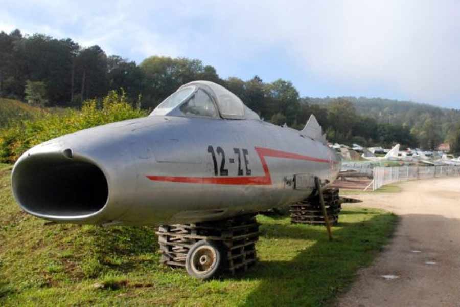 এফ-১৬ যুদ্ধবিমান আমেরিকার হওয়ায় কেনার অনুমতি পেতে বেশ বেগ পেতে হয়েছিল মিশেলকে। দীর্ঘ প্রতীক্ষার পর মিশেল এই যুদ্ধবিমান কেনার অনুমতি পান এবং বিমানটি বেলজিয়াম বায়ুসেনার কাছ থেকে কিনে নেন।