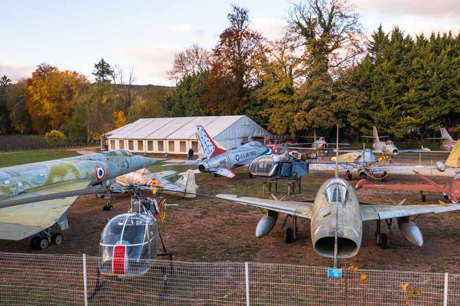 ২০১৯-এ গ্লোবাল ফায়ারপাওয়ার ইনডেক্সের রিপোর্ট বলছে, বাংলাদেশের কাছে ৯০টি এবং শ্রীলঙ্কার রয়েছে ৭৬টি যুদ্ধবিমান রয়েছে। সেখানে মাইকেলের একার সংগ্রহেই রয়েছে ১১০টি যুদ্ধবিমান।
