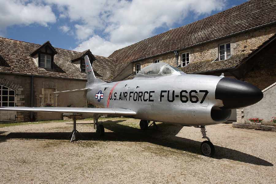 আন্তর্জাতিক কালোবাজারে চড়া দামে সামরিক সরঞ্জাম কিনতে পাওয়া গেলেও সেই পথে হাঁটতে নারাজ মিশেল। স্পষ্ট জানিয়েছেন তিনি।