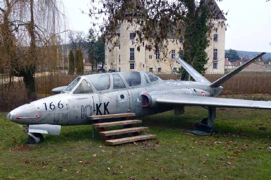 শুধু যুদ্ধবিমানই নয়, মিশেলের সংগ্রহে রয়েছে ২০০টি বহুমূল্যবান পুরনো বাইক ও ৩৬টি রেসিং কার। এগুলির জন্যও মিশেলকে তাঁর দুর্গে ৯টি সংগ্রহশালা খুলতে হয়েছে।