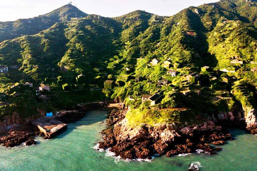 এমনকি, এই গ্রাম বাইরের কেউ খুব সহজে খুঁজেও পেতেন না। ৯০-এর দশকে তাই একের পর এক ঘর শূন্য হতে শুরু করে। বেশিরভাগ ঘরের ভিতর আসবাবপত্রও রয়ে যায়।