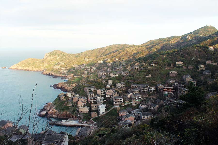 ২০১৫ সালের ঘটনা। এক চিত্রগ্রাহক ঘুরতে ঘুরতে হঠাৎ এই গ্রামে এসে পৌঁছন। তিনি এসে দেখেন, পুরো গ্রাম গাছপালায় ঢাকা। বাড়ির দেওয়াল বেয়ে গাছ বেড়ে উঠেছে। এমনকি, ঘরের ভিতরেও গাছপালা বেড়ে উঠছে। যেন প্রকৃতি এক আস্ত গ্রামকে গিলে ফেলছে।