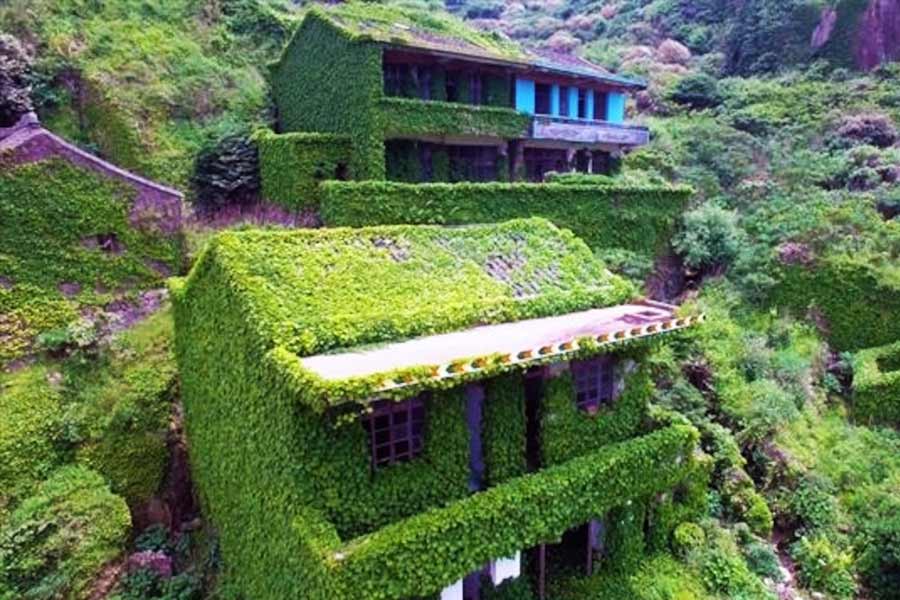 হউতুওয়ান গ্রামে পৌঁছনোই খুব কঠিন। চিনের পূর্ব উপকূলের শেংসান দ্বীপে রয়েছে এই গ্রাম। সাংহাই শহর থেকে ৮০ কিলোমিটার দূরে অবস্থিত এই গ্রামে পৌঁছতে হলে প্রথমে ফেরি করে গাউকি দ্বীপপুঞ্জে যেতে হয়।