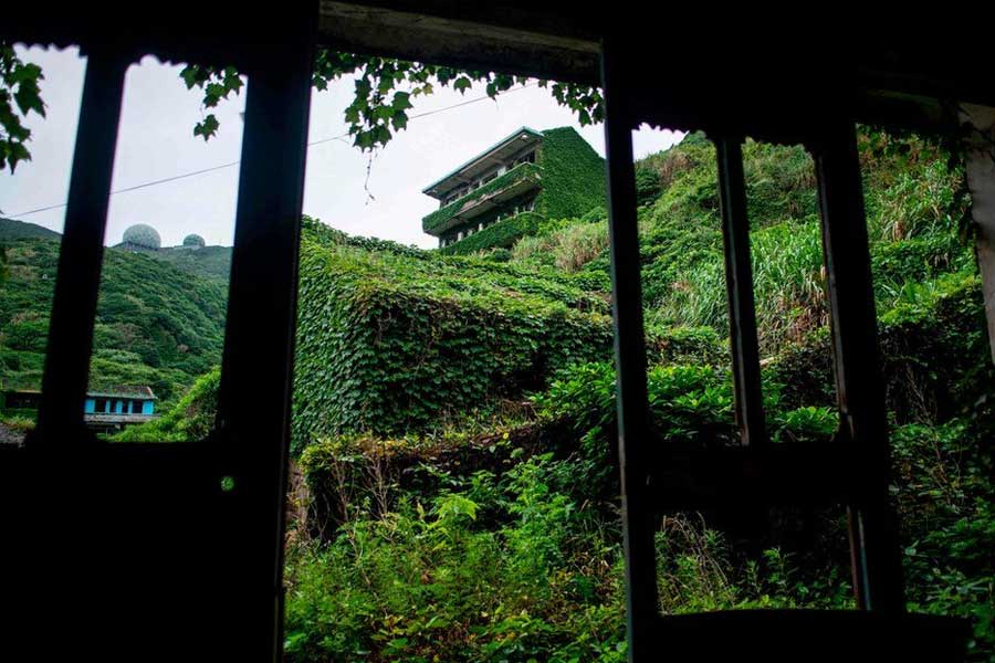 তিন ঘণ্টা ফেরিযাত্রা করার পর গাউকি দ্বীপপুঞ্জে পৌঁছলে সেখান থেকে গাড়ি করে যেতে হয় হউতুওয়ান গ্রামে।