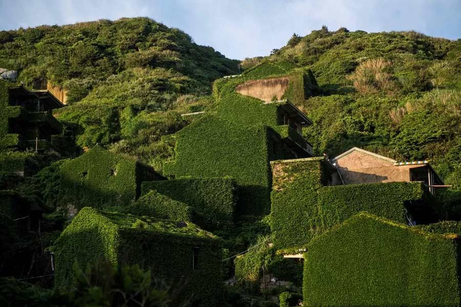 পর্যটকেরা একটি নির্দিষ্ট জায়গায় দাঁড়িয়ে যাতে পুরো গ্রাম দেখতে পান তার জন্য আলাদা ব্যবস্থা করা হয়েছে। মাথাপিছু তিন ডলার (ভারতীয় মুদ্রায়প্রায় ২৪০ টাকা) টিকিট কেটে এখানে যান পর্যটকেরা।