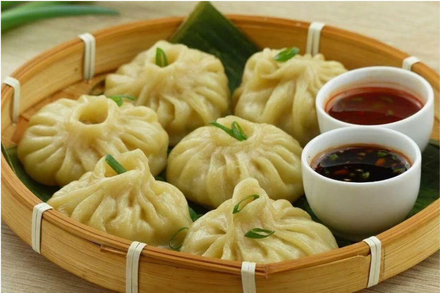 পাহাড়-জঙ্গল-সমুদ্র-মরুভূমি যে অঞ্চলেই যান না কেন, গত বেশ কয়েক বছর ধরেই স্ট্রিট ফুড হিসেবে মোমোর বেশ জনপ্রিয় হয়ে উঠেছে।