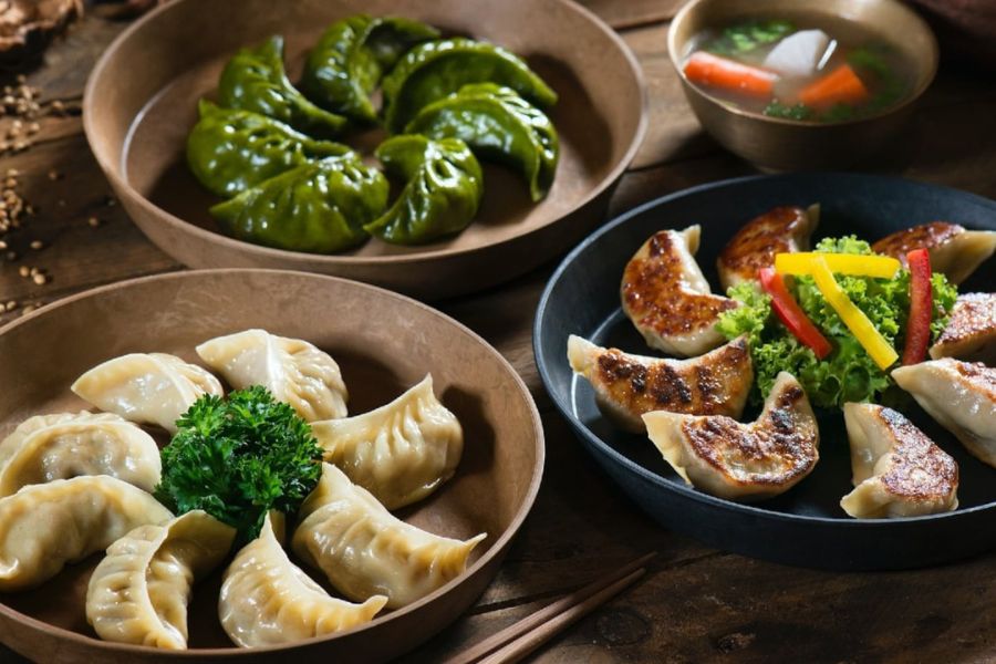 তিব্বতীদের হাত ধরেই এ দেশে এসেছিল এই পদ। তিব্বতে যার নাম ‘মোগ মোগ’। ভারতে ভাপা বা সেদ্ধ মোমোই বেশি জনপ্রিয়। 