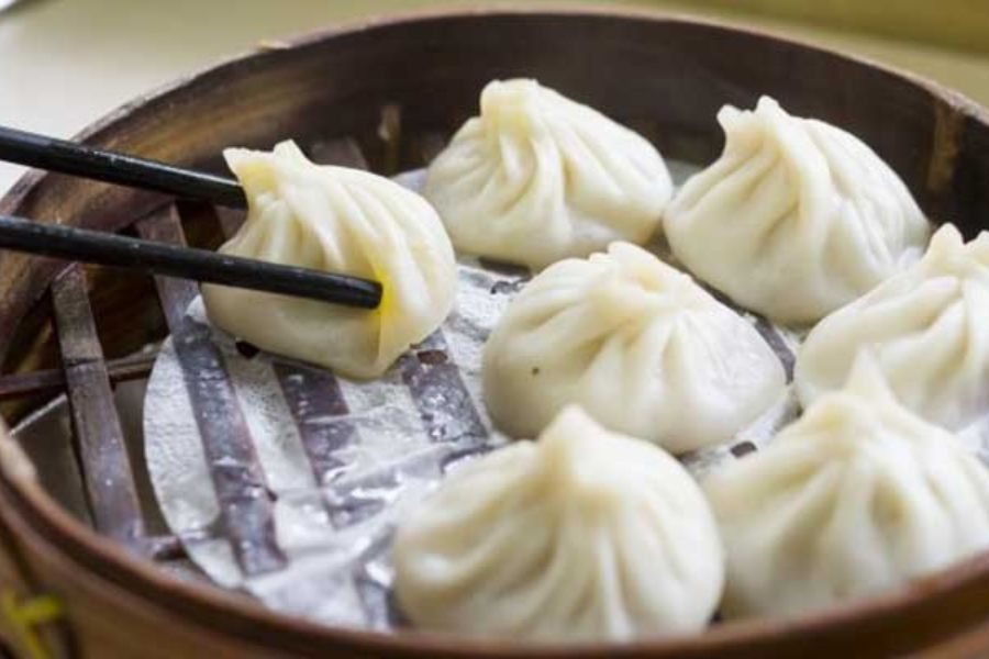 নুন এবং গোলমরিচ ছাড়া তেমন কোনও মশলা নেই, সেদ্ধ করে তৈরি হয় বলে খুব বেশি তেলের ব্যবহারও নেই। ফলে স্বাস্থ্য সচেতনদের প্রিয় খাবারের তালিকাতেও দিব্যি জায়গা করে নিয়েছে ধোঁয়া ওঠা স্যুপ এবং ঝাল ঝাল লঙ্কার চাটনি এবং মোমোর সঙ্গত।