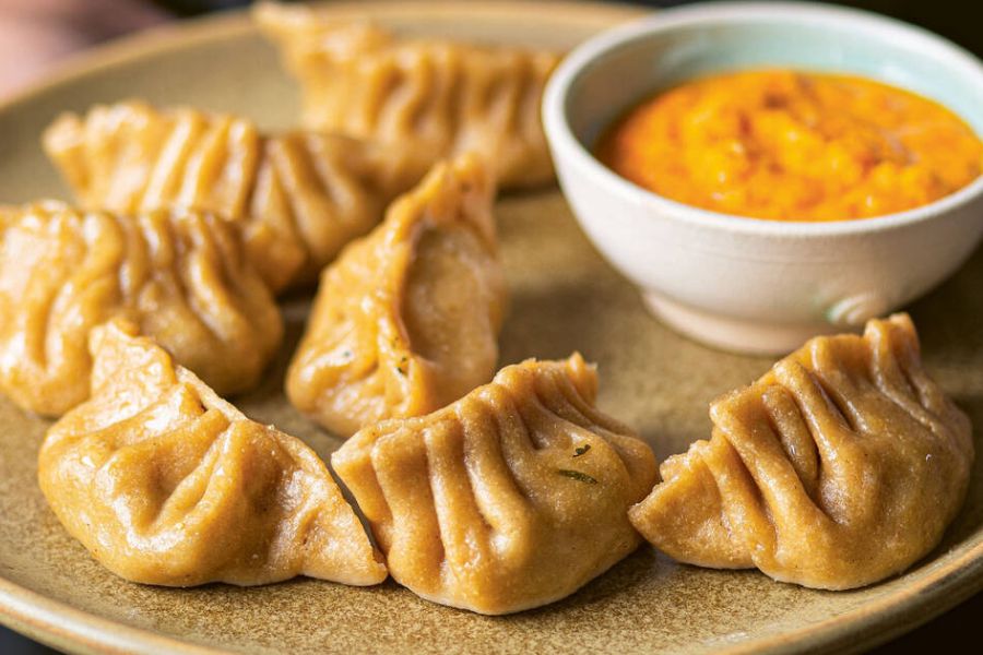 বলাই বাহুল্য, পুজোর ঘোরাঘুরির ফাঁকে টুকটাক মুখ চালাতেও মোমোর দিকেই ঝোঁকেন খাদ্যরসিকদের একটা বড় অংশ। চলুন তাই এ বার চিনে নেওয়া যাক কলকাতার সেরা ১০ মোমোর ঠিকানা।