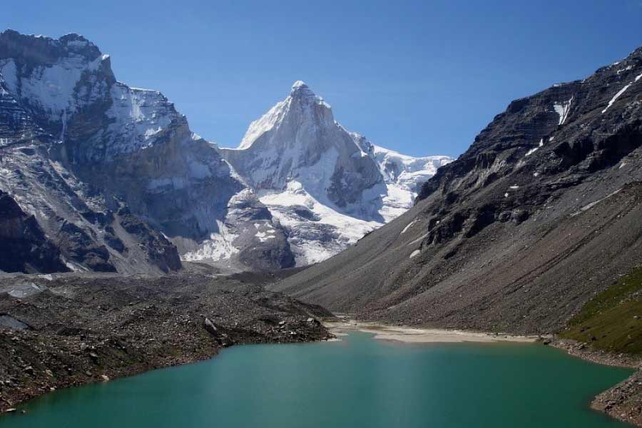 গুগ্‌ল আর্থ দেখে হিমালয়ে নতুন হ্রদ আবিষ্কার করলেন ছয় তরুণ। রুদ্রপ্রয়াগে গাড়োয়াল হিমালয়ের খাঁজে লুকিয়ে ছিল নামহীন সেই হ্রদ। সমুদ্রপৃষ্ঠ থেকে ১৬ হাজার ফুট উপরে দুর্গম পাহাড়ি পথ পেরিয়ে হ্রদটি খুঁজে বার করেছেন তাঁরা। 
