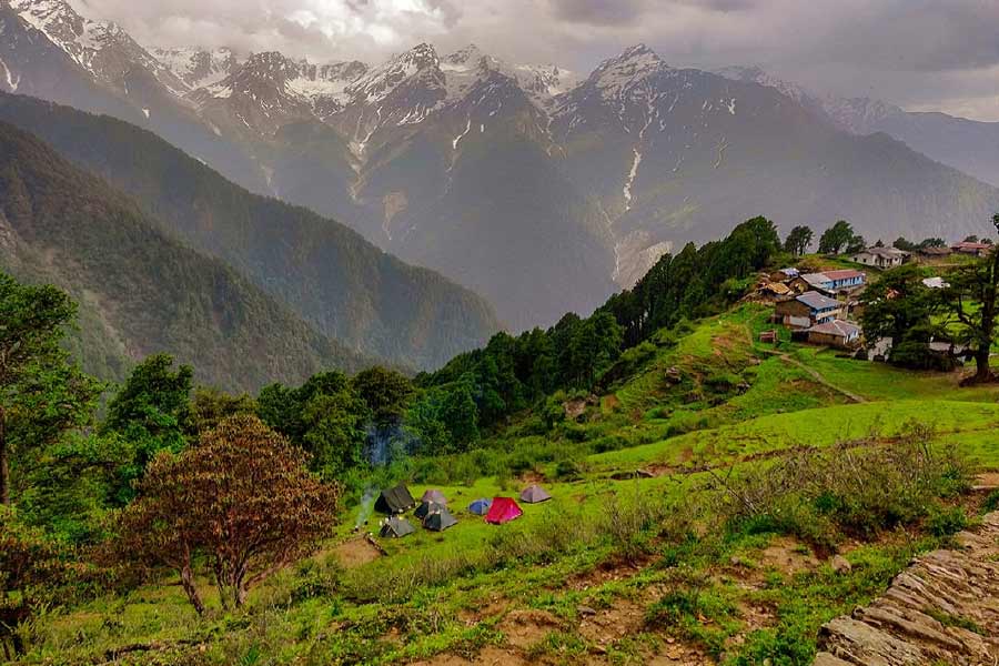 এক বছরের প্রস্তুতির পর অবশেষে ২৭ অগস্ট শুরু হয় দুঃসাহসিক সেই অভিযান। ছ’জনের সেই অভিযাত্রী দলের নেতৃত্বে ছিলেন অভিষেক পানোয়ার। তাঁর গ্রাম গৌন্দার থেকেই যাত্রা শুরু হয়। ১১ কিলোমিটার খাড়া পাহাড়ি পথ পেরিয়ে তাঁরা প্রথমে পৌঁছন মদমহেশ্বর ধামে।