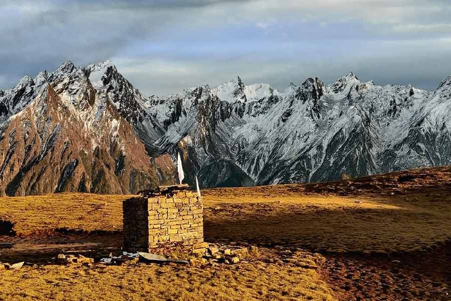 উত্তরাখণ্ডের পবিত্র শৈব তীর্থগুলির মধ্যে অন্যতম এই ধাম পঞ্চকেদারের অংশ। সেই মদমহেশ্বর ধামে বেস ক্যাম্প তৈরি করেন তাঁরা। 