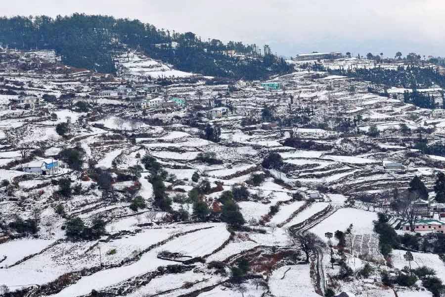 তার পর মদমহেশ্বর থেকে ছ’দিনের রুদ্ধশ্বাস অভিযান। অভিষেক জানান, হাড়-কাঁপানো ঠান্ডায় এই পর্বতারোহণ সহজ ছিল না একেবারেই। পথও চেনা নয়। তার মধ্যে বরফশীতল হাওয়া পোশাক ভেদ করে সারা শরীরে যেন সূচ ফোটাচ্ছিল। আবহাওয়াও খুব একটা অনুকূল ছিল না বলে জানিয়েছেন তাঁরা। 