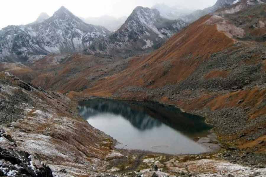 হ্রদটির ধারে তাঁরা ২৫ মিনিট কাটিয়েছেন। হ্রদটি কতটা লম্বা, কতটা চওড়া— সব খুঁটিয়ে পরীক্ষা করেছেন। তুলেছেন অজস্র ছবি আর ভিডিয়ো।