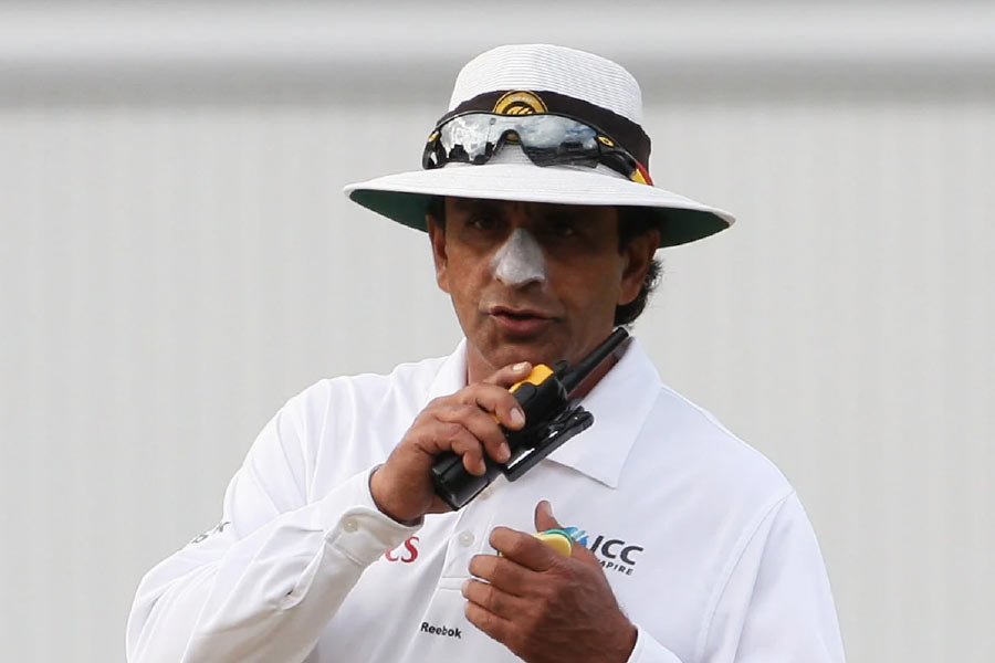 এক সময় জমিয়ে আম্পায়ারিং করেছেন পাকিস্তানের এই প্রাক্তন আম্পায়ার। তিন ধরনের ক্রিকেট মিলিয়ে প্রায় ১৭০টি ম্যাচে আম্পায়ারিং করার অভিজ্ঞতা ছিল তাঁর।