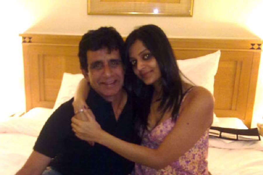 রউফ অস্বীকার করলেও তত দিনে লীনার সঙ্গে তাঁর কিছু ছবি ব্যাপক ভাবে ভাইরাল হয়ে যায়।