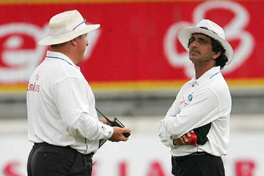 ছবির সত্যতা নিয়ে প্রশ্ন করলে নিজের আগের মন্তব্য থেকে খানিকটা সরে আসেন। তিনি বলেন, “ওই মহিলাকে আমি চিনতাম। বন্ধু হওয়া এবং কাউকে চেনার মধ্যে পার্থক্য রয়েছে। বন্ধুরা এই ভাবে মানুষের সুযোগ নেয় না। আমি কখনই কারও সঙ্গে প্রতারণা করিনি। আমি যদি ওকে বিয়ে করতাম, আমি ওর সঙ্গেই থাকতাম। ও প্রচারের আলোয় আসতে চেয়ে এই সব করছে।’’