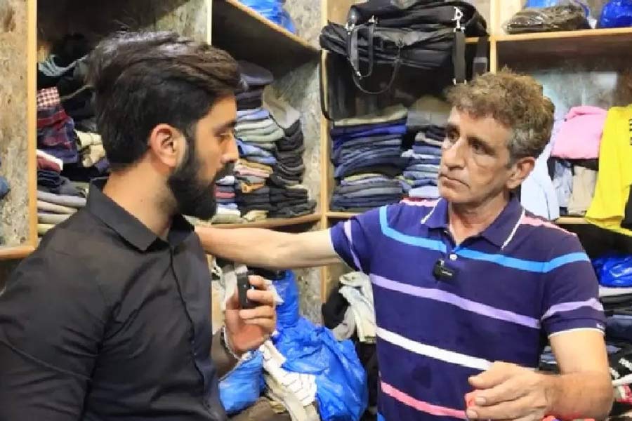 ২০১৬ সালে নির্বাসনের পর থেকে বেশ কিছু দিন প্রচারের আলো থেকে দূরে ছিলেন আসাদ। সম্প্রতি চলতি বছরের জুন মাসে আবার ভাইরাল হন তিনি। লাহৌরের বাজারে পুরনো জুতো বিক্রি করতে দেখা গিয়েছিল তাঁকে। আর সেই ছবিই নেটমাধ্যমে ছড়িয়ে পড়ে।