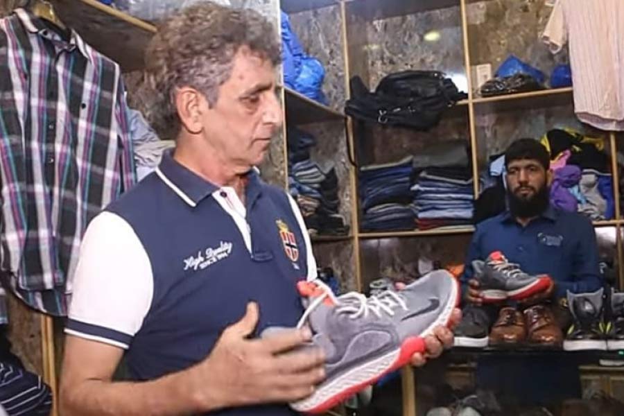 লাহৌরের লান্ডা বাজারে রউফ এই দোকানটি চালাতেন। এই দোকানে পুরনো জামাকাপড় এবং জুতো কম দামে পাওয়া যেত। খেলার সামগ্রীও বিক্রি হয়। ক্রিকেট মহলের চাকচিক্য থেকে জুতোর দোকানদার! বিতর্কিত এই আম্পায়ারের নয়া রূপ দেখে চমকেছিলেন অনেকেই।